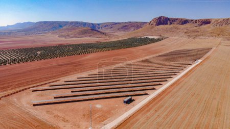 Téléchargez les photos : Drone de la ferme solaire au milieu des champs agricoles sous le ciel clair - en image libre de droit