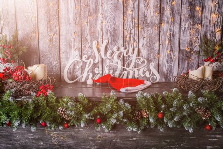 Téléchargez les photos : Décoration de Noël avec décorations et brindilles de sapin sur fond en bois avec espace de copie - en image libre de droit