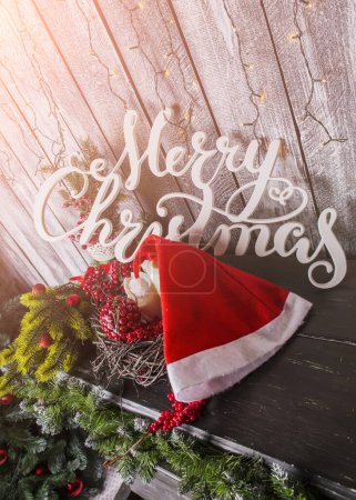 Téléchargez les photos : Décorations de Noël et cadeaux sur la table en bois - en image libre de droit
