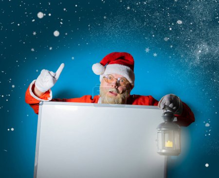 Foto de Santa Claus sosteniendo banner blanco en blanco o espacio de copia para el texto, Feliz Navidad y el concepto de Nochevieja - Imagen libre de derechos