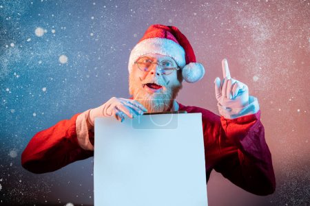 Foto de Santa Claus sosteniendo banner blanco en blanco o espacio de copia para el texto, Feliz Navidad y el concepto de Nochevieja - Imagen libre de derechos