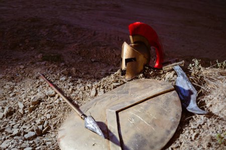 Foto de Armadura y armas y casco soldado guerrero espartano en el fondo de la antigua Grecia - Imagen libre de derechos