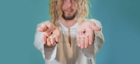 Téléchargez les photos : Jésus-Christ montre des cicatrices sur les stigmates des mains après la crucifixion - en image libre de droit