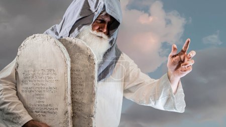 Téléchargez les photos : Le prophète biblique de l'Ancien Testament Moïse tient les tablettes avec les dix commandements - en image libre de droit
