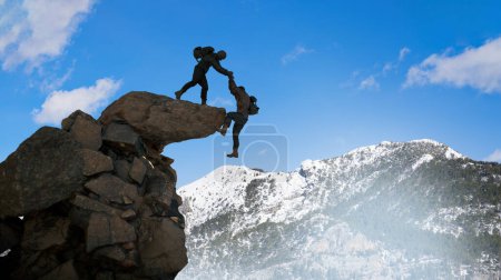 Téléchargez les photos : Un randonneur alpiniste aide un ami à ne pas tomber de la falaise pour atteindre le rendu de la montagne 3d - en image libre de droit