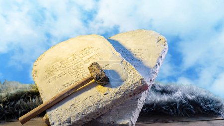 Téléchargez les photos : Les tablettes avec les Dix Commandements de la Bible - en image libre de droit
