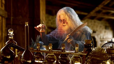 Ein alter Alchemist in einer mittelalterlichen Chemielabor-Werkstatt
