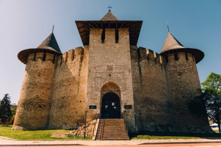 Téléchargez les photos : The entrance in Soroca fortress from Republic of Moldova on a sunny day. Front view. - en image libre de droit