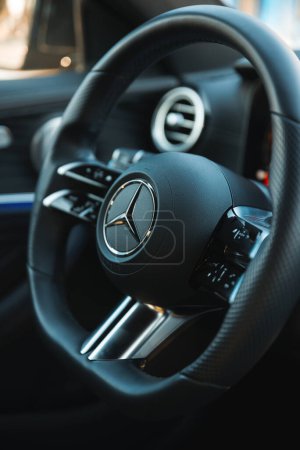 Téléchargez les photos : Moldavie, Chisinau, 21 martie 2022 Gros plan de la belle intérieur de Mercedes Classe S. - en image libre de droit
