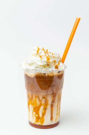 Foto de Tirada vertical de batido de caramelo con crema batida y un montón de cobertura con una paja naranja. - Imagen libre de derechos