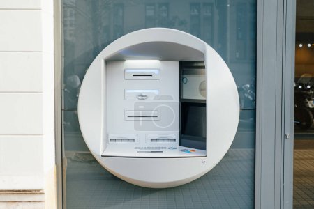 Téléchargez les photos : Plan extérieur d'un nouveau type de guichet automatique bancaire quelque part en Europe, Barcelone. - en image libre de droit