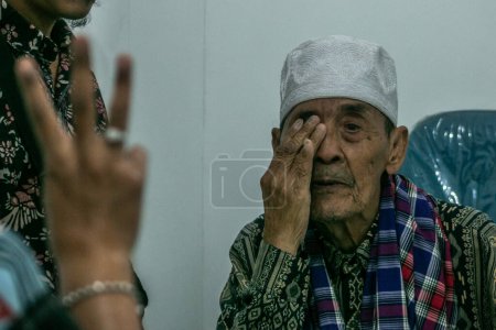Photo for BOGOR, INDONESIA - March 27, 2023: A resident carries out an eye test at the Ainun Cahaya Medika eye clinic, Bogor Regency District, Indonesia, on March 27, 2023 - Royalty Free Image