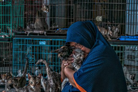 Téléchargez les photos : Dita Agusta et ses chats à Rumah Kucing Parung, un refuge pour chats abandonnés malades et blessés à Bogor, Java occidental, Indonésie, le 23 mai 2023 - en image libre de droit