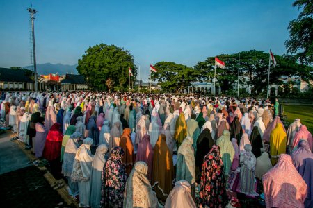 Téléchargez les photos : Les musulmans accomplissent la prière de l'Aïd al-Adha 1444 Hijriah sur la place de la ville de Bogor, Java occidental, Indonésie, le 29 juin 2023. - en image libre de droit