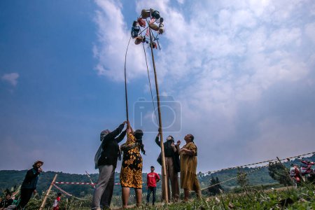 Photo for Bogor, Indonesia - August 17, 2023: Women race to collect gifts hung with bamboo at the 78th Indonesian Independence Day celebration in Bogor, West Java, Indonesia, on August 17, 2023 - Royalty Free Image