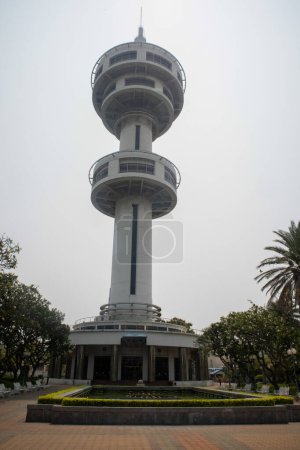 Banharn Jamsai Tower una plataforma de observación en la provincia de Suphanburi Tailandia
