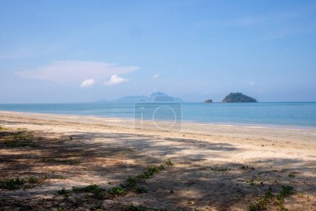 Arena y mar en día soleado en Chao Mai Beach en Trang, Tailandia