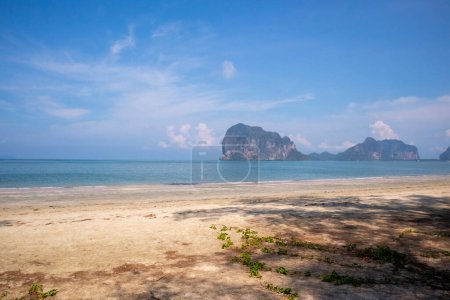 Arena y mar en día soleado en Chao Mai Beach en Trang, Tailandia