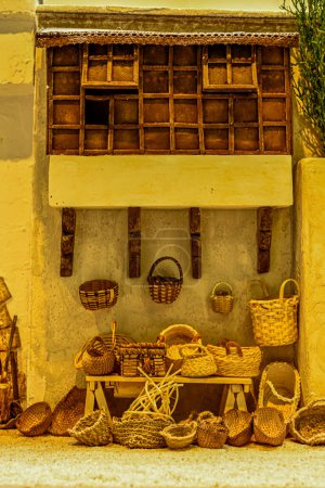 Foto de Típica calle con muebles de esparto y mimbre, en una puerta en Belén - Imagen libre de derechos