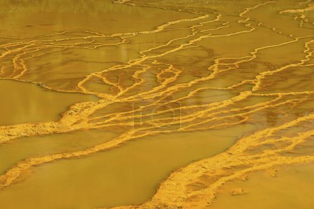 Téléchargez les photos : Aerial shot of the unique yellow and orange stratified banks of Rio Tinto in Huelva, Spain - en image libre de droit