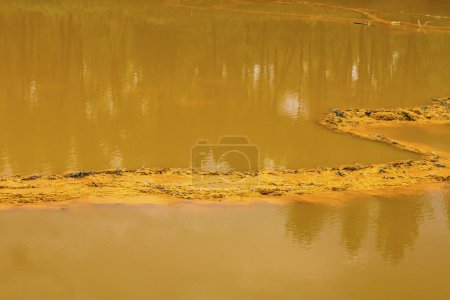 Foto de Vivid details of the iron-rich sediment and microbial mats along the banks of Rio Tinto. - Imagen libre de derechos