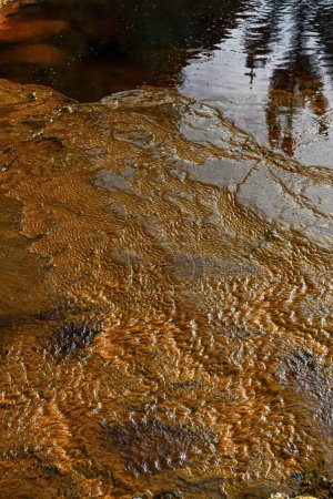 Foto de Vivid details of the iron-rich sediment and microbial mats along the banks of Rio Tinto. - Imagen libre de derechos