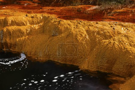Téléchargez les photos : Vivid details of the iron-rich sediment and microbial mats along the banks of Rio Tinto. - en image libre de droit