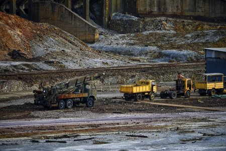 Des équipements miniers lourds en action dans le paysage accidenté des mines Rio Tinto à Huelva
