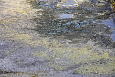 Téléchargez les photos : The Rio Tinto's landscape presents a tapestry of mineral traces with acidic streams carving through the terrain - en image libre de droit