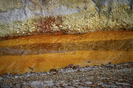 Téléchargez les photos : The acidic waters of Rio Tinto reflect a vivid orange hue from the iron and sulfur sedimentation along the riverbank - en image libre de droit