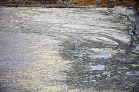 Téléchargez les photos : The Rio Tinto's landscape presents a tapestry of mineral traces with acidic streams carving through the terrain - en image libre de droit