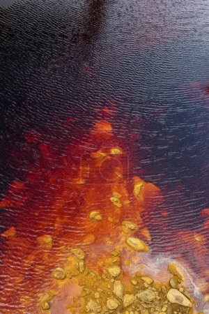 Téléchargez les photos : The otherworldly red waters of Rio Tinto flow beside steep rocky cliffs, highlighting nature's unique artistry. - en image libre de droit
