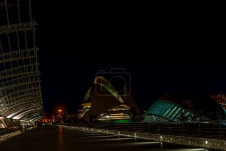 Vue éclairée de la Cité des Arts et des Sciences, mettant en valeur le design moderne face au ciel nocturne