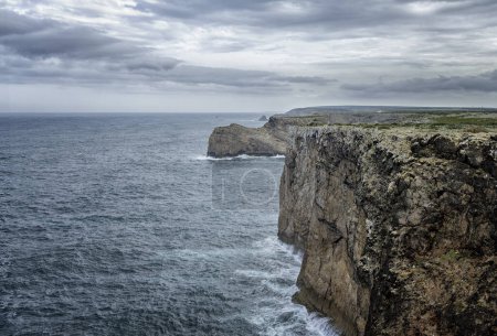 Malerischer Blick auf die schroffen Klippen und den Atlantik bei Cabo San Vicente, Portugal. Die einzigartigen Felsformationen und die neblige Atmosphäre schaffen eine dramatische Küstenlandschaft.