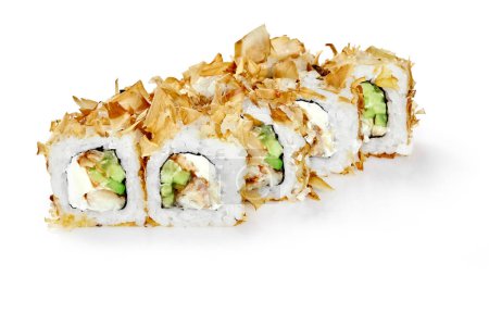 Foto de Primer plano de rollos de sushi en virutas de katsuobushi crujientes ahumadas con relleno de anguila, pepinos y queso crema, aislados sobre fondo blanco. plato de cocina japonesa - Imagen libre de derechos