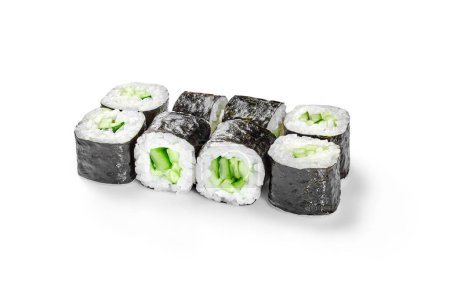 Foto de Rollos de maki vegetarianos simples rellenos de pepinos frescos y arroz envuelto en nori, primer plano aislado sobre fondo blanco. Menú barra de sushi - Imagen libre de derechos