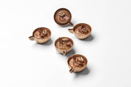 Designer exquisite Schokoladenbonbons in Form von Miniatur-Kaffeetassen mit zarter Kaffeefüllung auf weißem Hintergrund