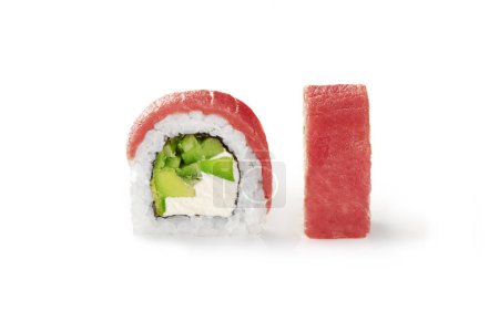 Großaufnahme einer köstlichen Thunfisch-Sushi-Rolle gefüllt mit Frischkäse, Avocado und Gurke, Detailansicht isoliert auf weißem Hintergrund. Japanische Küche