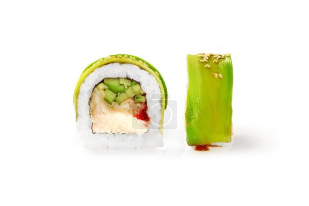 Nahaufnahme einer appetitlichen Sushi-Rolle gefüllt mit Tempura-Barsch, Frischkäse, Gurken und Tobiko-Rogen in dünne Avocadoscheiben gewickelt, isoliert auf weißem Hintergrund