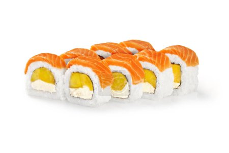 Exotische Lachs-Sushi-Rollen gefüllt mit Frischkäse und süßen reifen Mango-Scheiben, präsentiert auf weißem Hintergrund. Japanische Küche