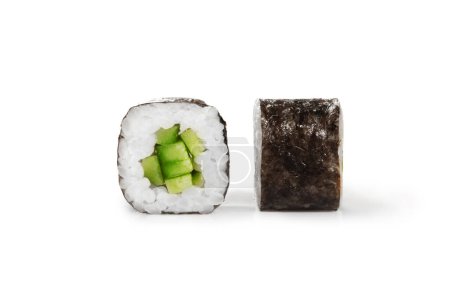 Vista detallada de los clásicos rollos de sushi kappa maki con pepinos frescos picados envueltos en arroz y algas nori aisladas sobre fondo blanco. Auténtico menú de restaurante japonés