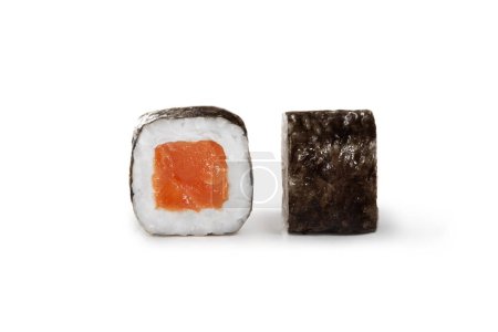Vista detallada de cerca del clásico rollo de sushi maki con filete de salmón crudo fresco envuelto en arroz y algas nori aisladas sobre fondo blanco. Auténtico restaurante japonés cocina