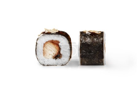 Deliciosos rollos de maki simples rellenos con rodajas de filete de anguila en arroz envuelto en nori vestido con salsa unagi picante y sésamo, primer plano aislado sobre fondo blanco. Menú barra de sushi