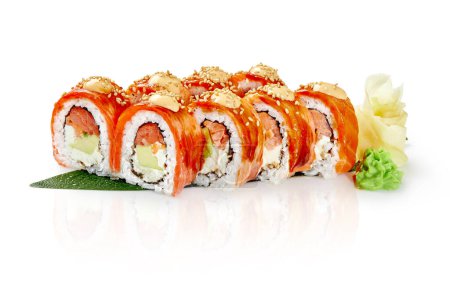Frische Lachs-Sushi-Rollen gefüllt mit Frischkäse und Gurken mit Unagi-Sauce und würzigem Sriracha Mayo serviert mit eingelegtem Ingwer und Wasabi auf grünem Bambusblatt auf weißem Hintergrund