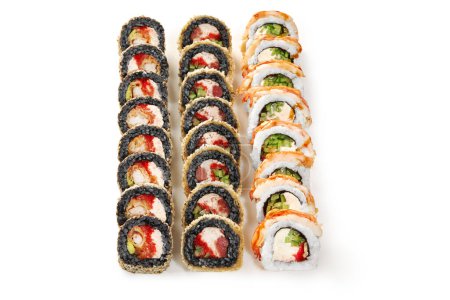 Herrliches Sushi-Trio: knusprige Tempura-Rollen mit schwarzem Reis, mit Sesam beschichtete Uramaki mit zartem Shrimp Tempura und klassische Sushi-Rollen gekrönt von saftigen Garnelen, arrangiert auf weißem Hintergrund