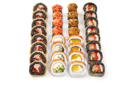 Herrliches Sushi-Set aus schwarzen Reistempura-Rollen und mit Sesam beschichtetem Uramaki mit zarten Shrimp Tempura, gebackenem Norimaki und klassischen Sushi-Rollen mit Lachs und Mango, arrangiert auf weißem Hintergrund