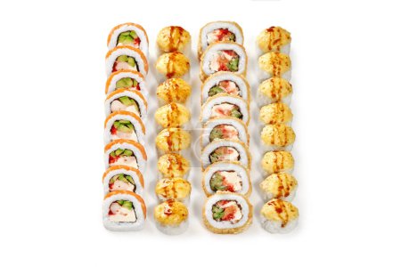 Gebackene Brötchen mit goldenen Käsekappen, übergossen mit Unagi-Sauce und Uramaki mit Lachs, Garnelen, Tobiko und frischem Gemüse, arrangiert auf weißem Hintergrund, bereit zum Genießen. Japanische Küche