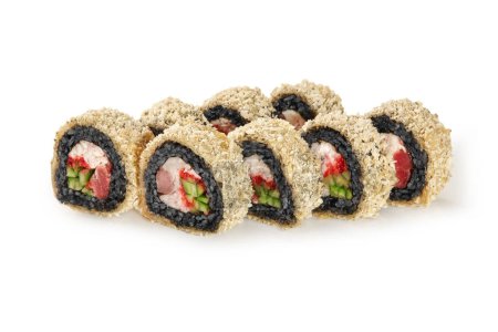 Köstliches schwarzes Reistempura-Sushi-Röllchen gefüllt mit Thunfisch, Krabbenfleisch, Tobiko und Gurken, traditionell mit knusprigen Panko-Semmelbröseln belegt, präsentiert auf weißem Hintergrund. Japanisches Ernährungskonzept