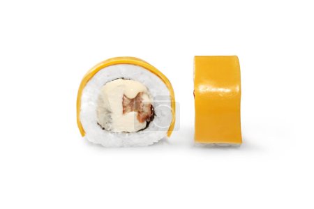 Delicioso rollo de uramaki con queso crema y anguila envuelta en rebanada delgada de cheddar amarillo, vista detallada de cerca aislada sobre fondo blanco. Cocina tradicional japonesa