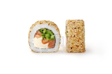 Großaufnahme einer appetitlichen kalifornischen Sushi-Rolle mit Räucherlachs, Frischkäse und Gurken, die mit Sesam auf weißem Hintergrund überzogen sind. Authentische japanische Küche